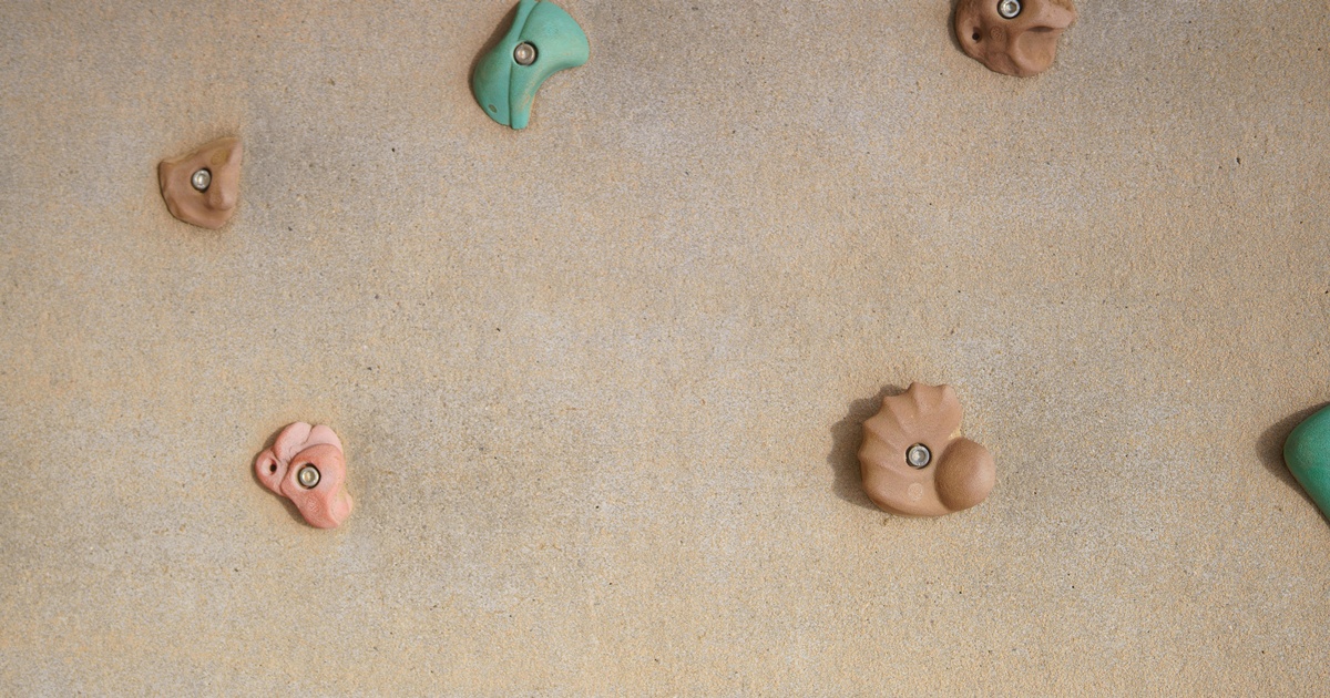 屋内クライミングジムのホールドが付いた壁のクローズアップ